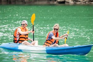 Tour Du lịch Việt Nam Hạ Long chèo thuyền kayak